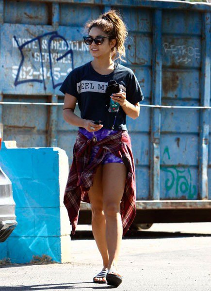 Актриса Ванесса Хадженс отправляется на утреннюю пробежку, по пути заглянув в церковь и пообедав с сестрой Стеллой (Голливуд, Калифорния, 15 сентября 2013)