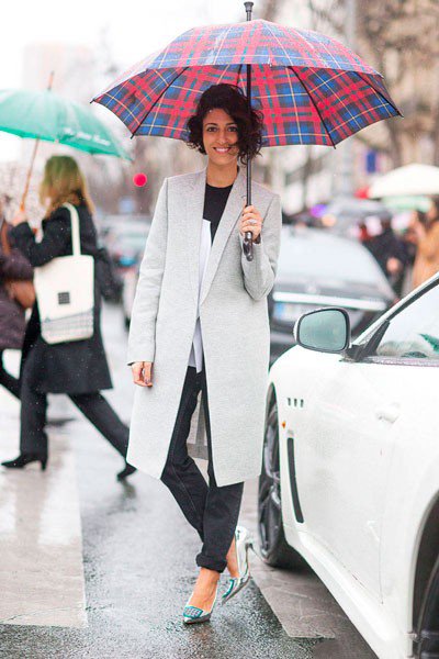 Yasmin Sewell в сером пальто. Уличная мода Парижа осень 2014