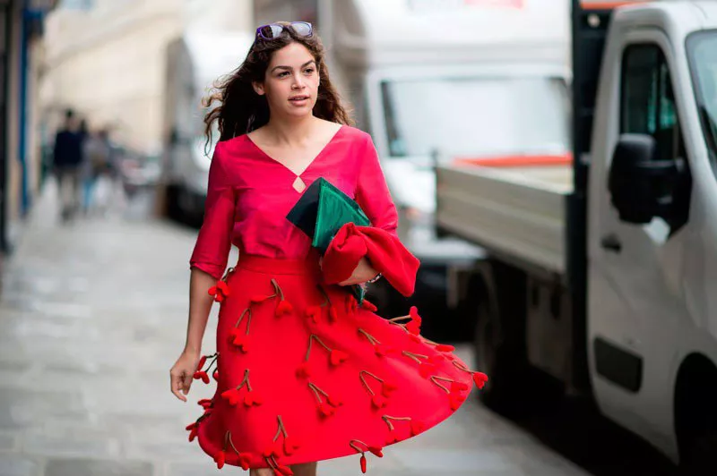 Cosima Ramirez на неделе моды в Париже весна/лето 2015, в красном платье с широкой юбкой