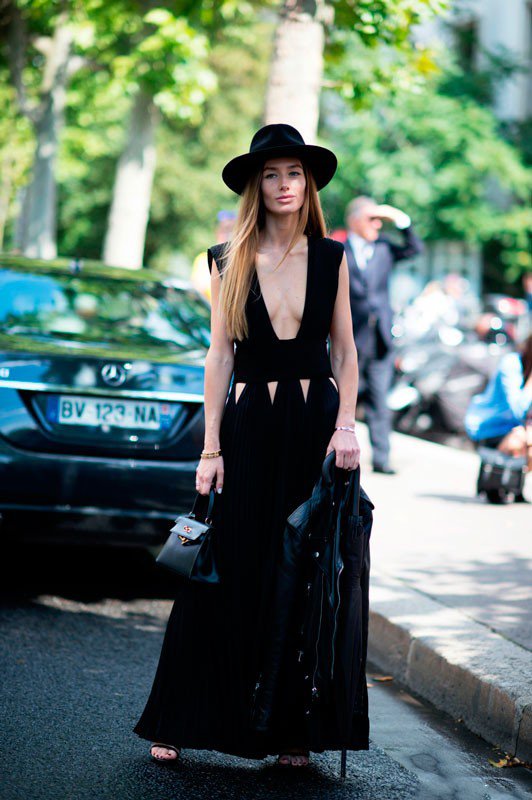 Очень милая девушка на неделе моды в Париже весна/лето 2015, в длинном черном платье и шляпе