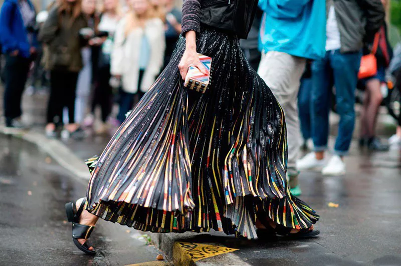 Элина Халими на неделе моды в Париже весна/лето 2015, в широкой длинной юбке
