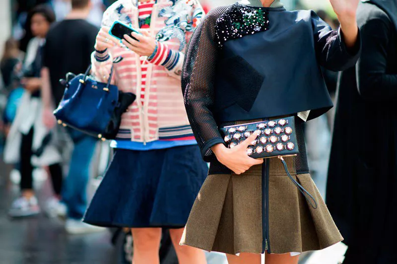 Кандела Новембре и Элиза Налин на неделе моды в Париже весна/лето 2015, в мини платьях