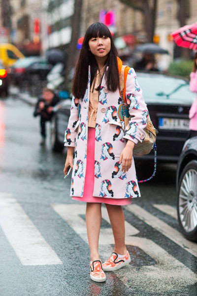 Девушка в розовой юбке и белом пальто. Уличная мода Парижа осень 2014