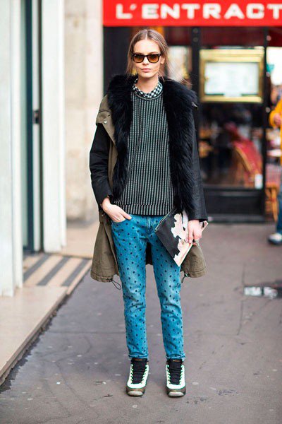 Девушка в джинсах в горошек. Уличная мода Парижа осень 2014