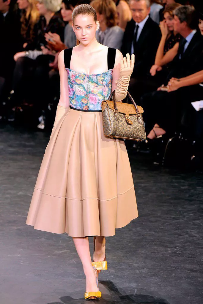 Девушка в кожанном платье с цветочный верхом и коричневой юбкой в стиле Нью Лук