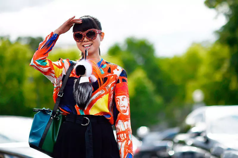 Лиф Гринер на неделе моды в Париже весна/лето 2015, в цветной блузе