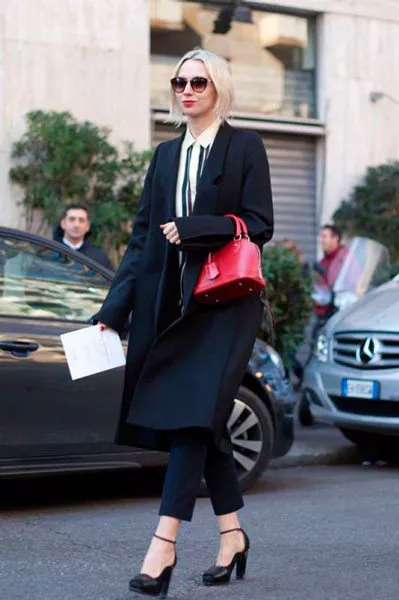 Девушка в пальто и коротких брюках от Dolce & Gabbana. Неделя моды в Милане осень/зима 2015