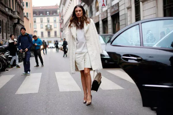 Девушка в белом пальто, топе и юбке от Iceberg. Неделя моды в Милане осень/зима 2015