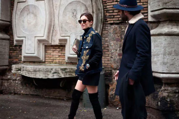 Девушка в ботфортах и одежде от Alberta Ferretti. Неделя моды в Милане осень/зима 2015