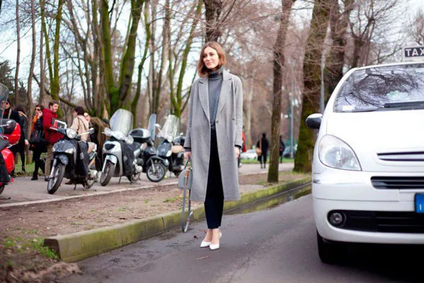 Девушка в сером пальто от Blugirl. Неделя моды в Милане осень/зима 2015