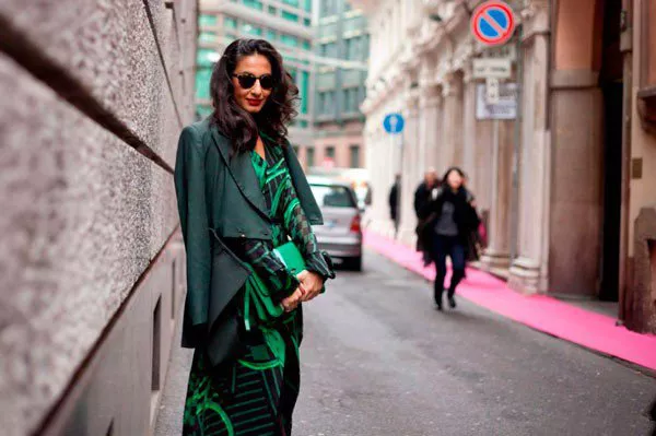 Девушка в зеленом платье Blugirl. Неделя моды в Милане осень/зима 2015