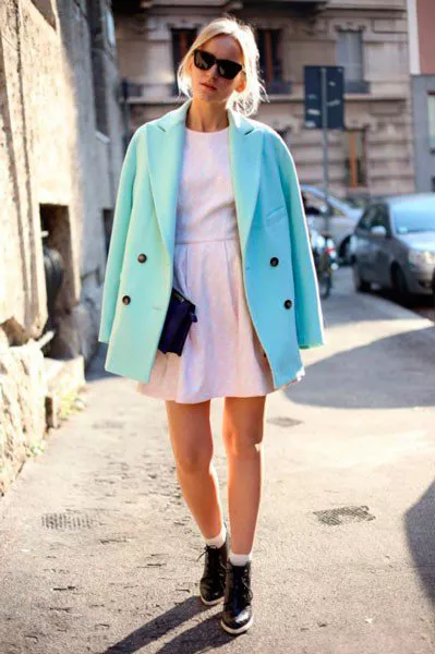 Девушка в белом платье и голубом пальто от Blumarine. Неделя моды в Милане осень/зима 2015