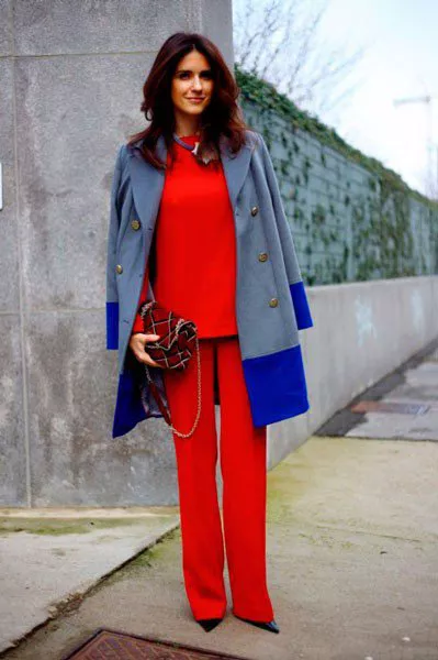 Девушка в пальто и красном костюме от Bottega Veneta. Неделя моды в Милане осень/зима 2015