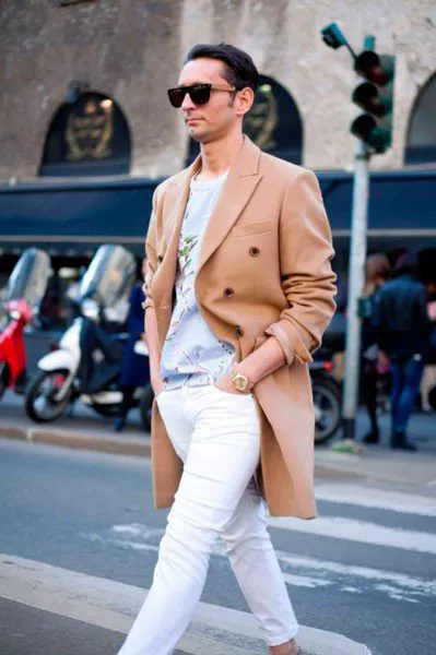 Мужчина в белых джинсах и пальто от Dolce & Gabbana. Неделя моды в Милане осень/зима 2015