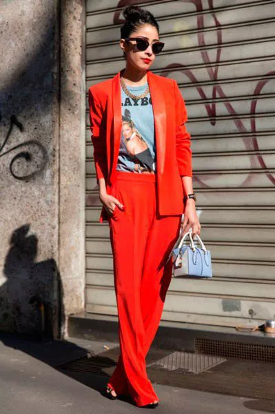 Девушка в красном, брючном костюме от Dolce&Gabbana. Неделя моды в Милане осень/зима 2015