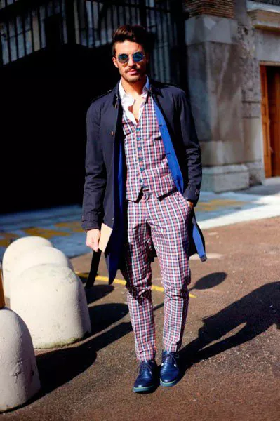 Парень в клетчатых штанах, жилетке и темно-синем плаще от Ermanno Scervino. Неделя моды в Милане осень/зима 2015