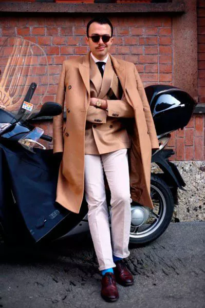 Мужчина в костюме и пальто от Ermanno Scervino. Неделя моды в Милане осень/зима 2015