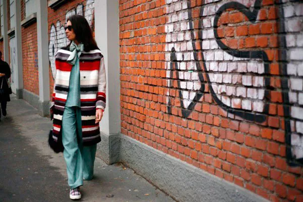 Девушка в одежде от Fendi. Неделя моды в Милане осень/зима 2015