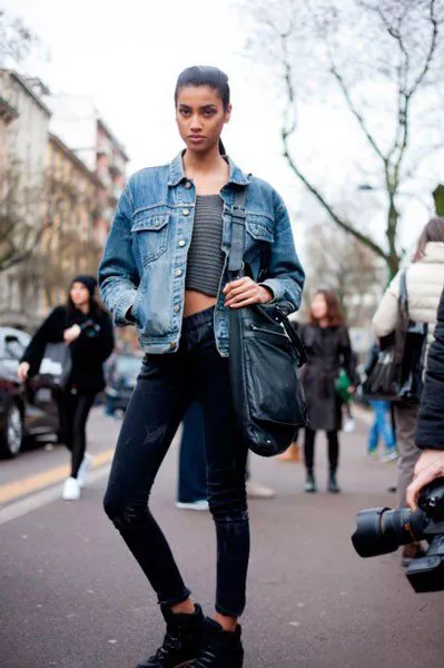 Девушка в джинсах и джинсовой ветровке от Fendi. Неделя моды в Милане осень/зима 2015