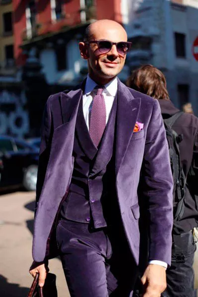 Мужчина в шикарном, фиолетовом костюме от John Richmond. Неделя моды в Милане осень/зима 2015
