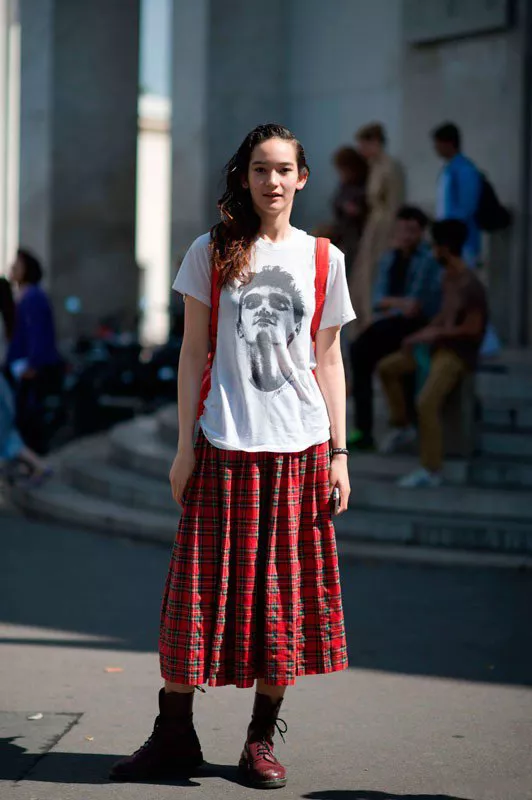 Mona Matsuoka на неделе моды в Париже весна/лето 2015, в длинной юбке
