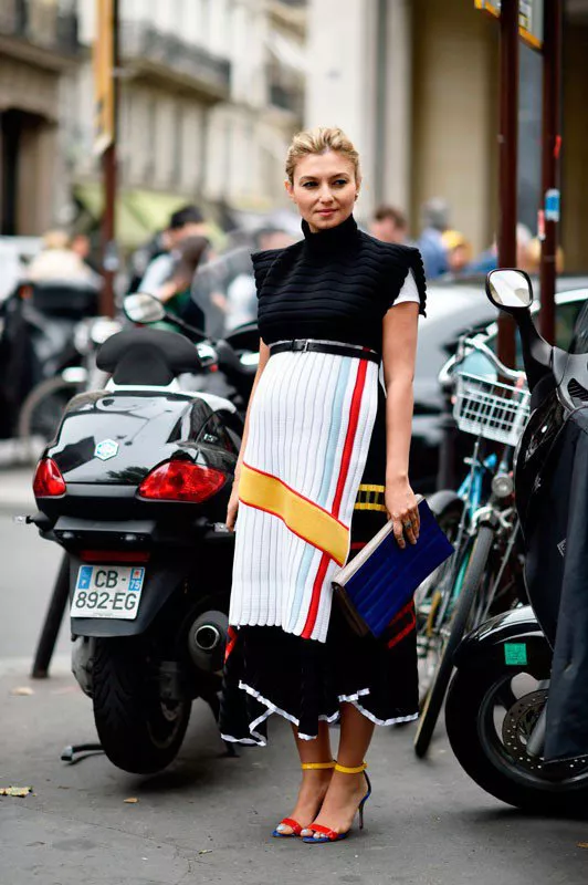 Насиба Адилова на неделе моды в Париже весна/лето 2015, в макси юбке