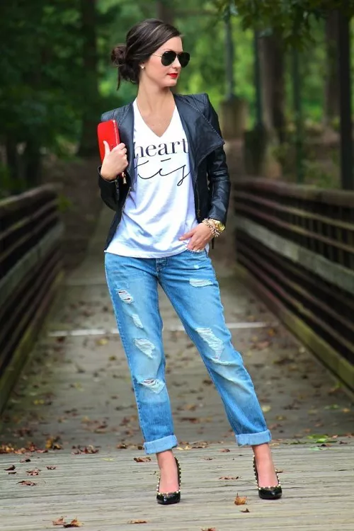 Девушка в джинсах бойфрендах и белом топе