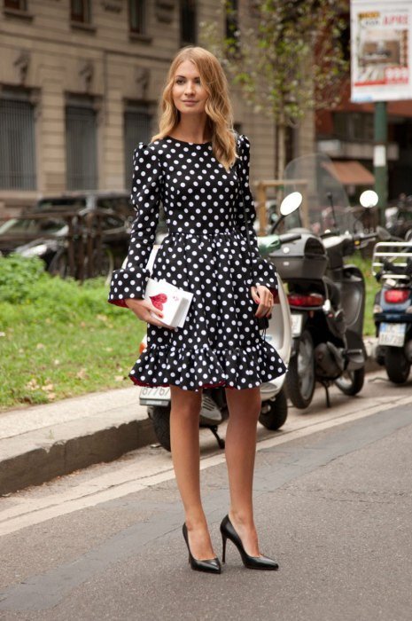 платье в горошек от Gucci. Уличная мода 2014, Милан