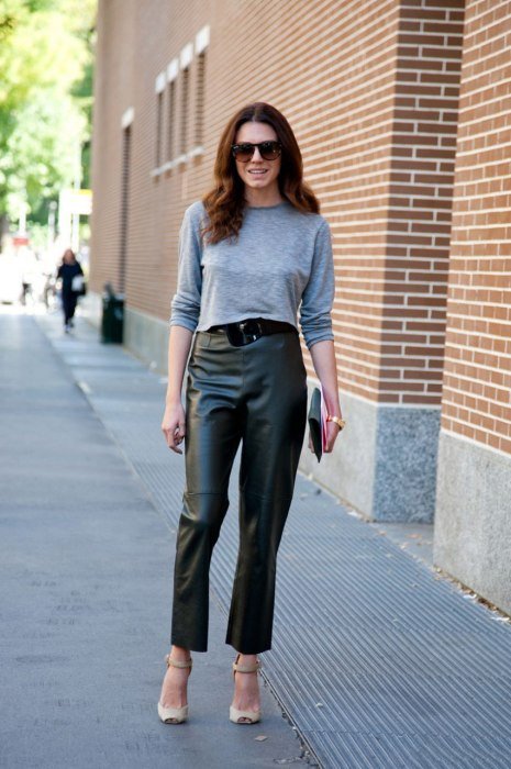 блуза, штаны кожаные от Fendi. Уличная мода 2014, Милан