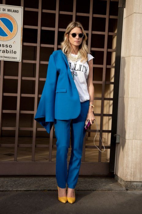 костюм офисный, сине-голубой от Prada. Уличная мода 2014, Милан