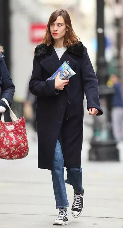 Алекса Чанг в синем пальто и джинсах