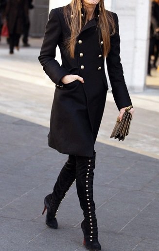 Анна Делло Руссо в черном пальто в стиле милитари и высоких сапогах