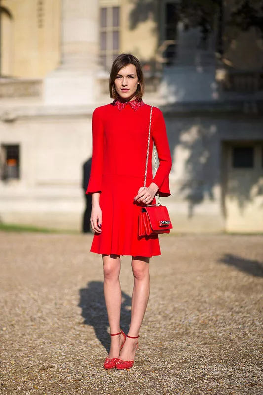 Девушка в красном платье от Valentino