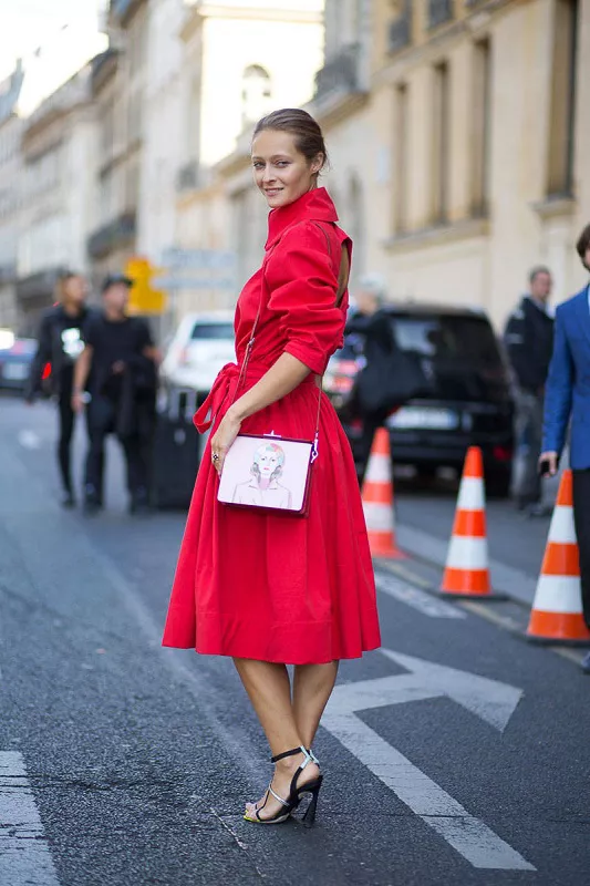Девушка в красном с сумкой от Prada