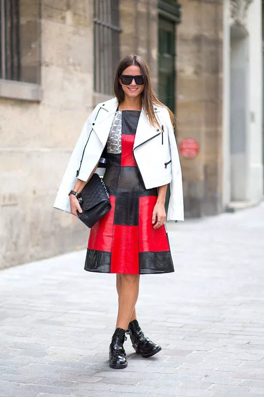 Девушка в платье от Proenza Schouler и ботинках от Balenciaga