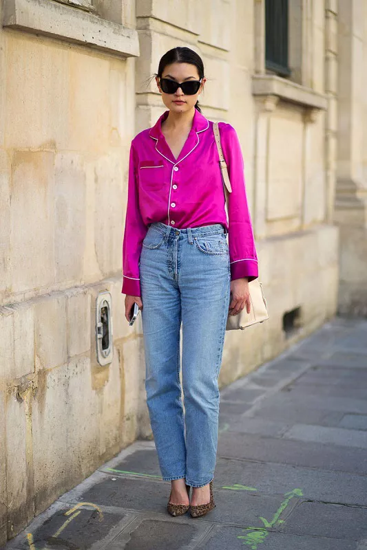 Девушка в широких джинсах и фиолетовой блузе