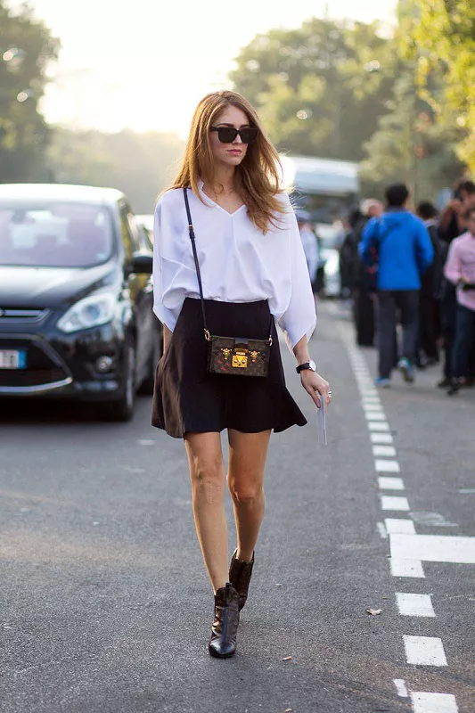 Кьяра Ферраньи с сумкой Louis Vuitton, короткой юбке и блузе