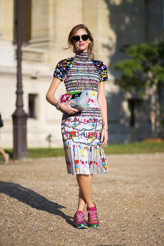 Кьяра Ферраньи в ярком платье от Chanel и ярких кроссовках