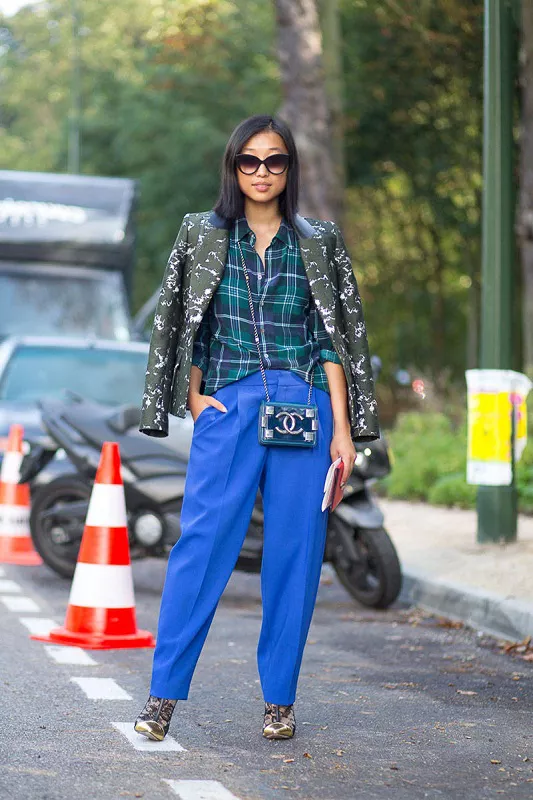 Margaret Zhang в синих брюках, клетчатой рубахе и жакете
