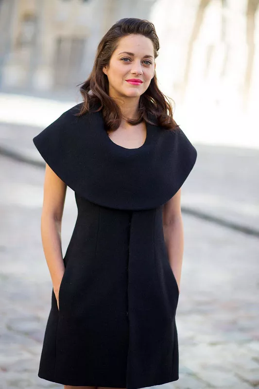 Марион Котийяр в стильном, черном платье