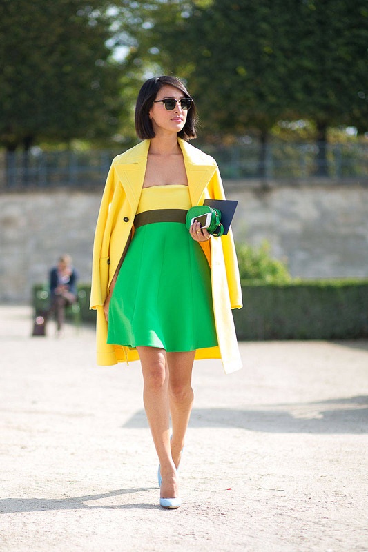 Николь Уорн в зеленом платье с желтой полосой и желтом пальто