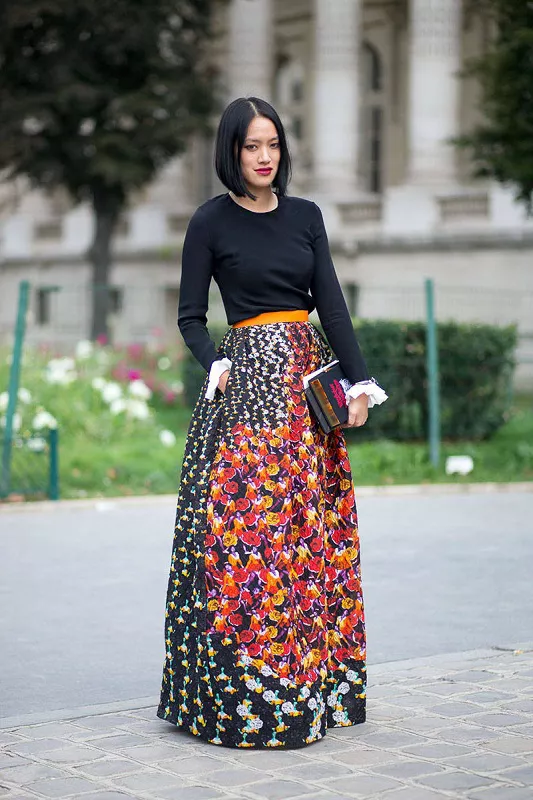 Tiffany Hsu в длинной юбке с цветочным принтом и черном топе
