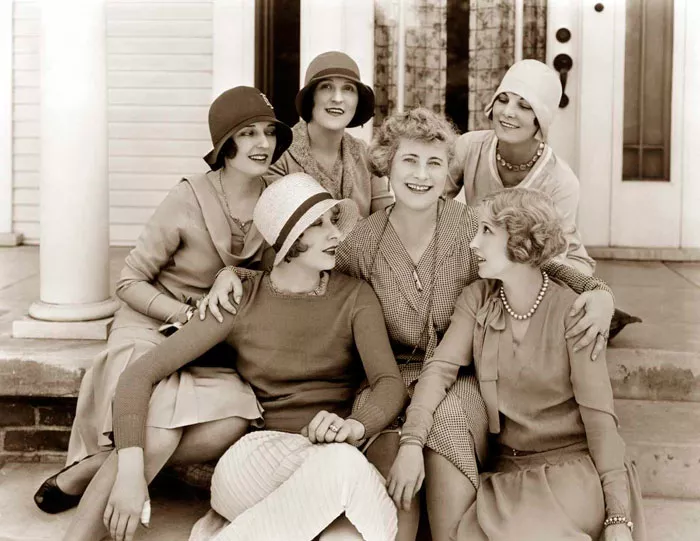 Бесси Лав с подругами, 1928 год