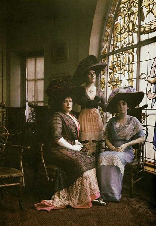 Дамы в платьях для второй половины дня 1909 год