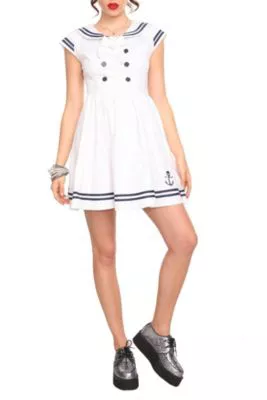 Девушка в белом платье морского стиля
