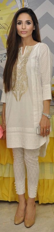 Девушка в белой тунике-платье и штанах - лук в индийском стиле
