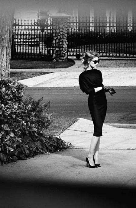 Девушка в классическом стиле в черном платье с узкой юбкой миди