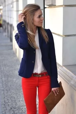 Девушка в красных джинсах, белой блузе и синем пиджаке