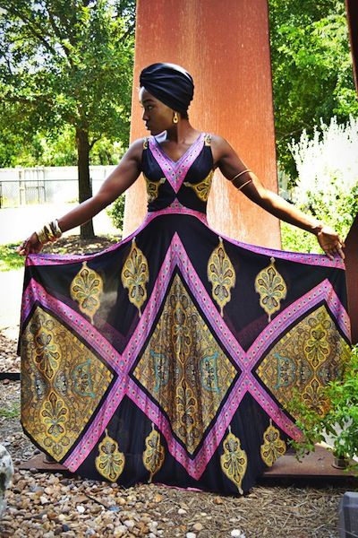 Девушка в платье с африканским принто, крупными серьгами и платком на голове
