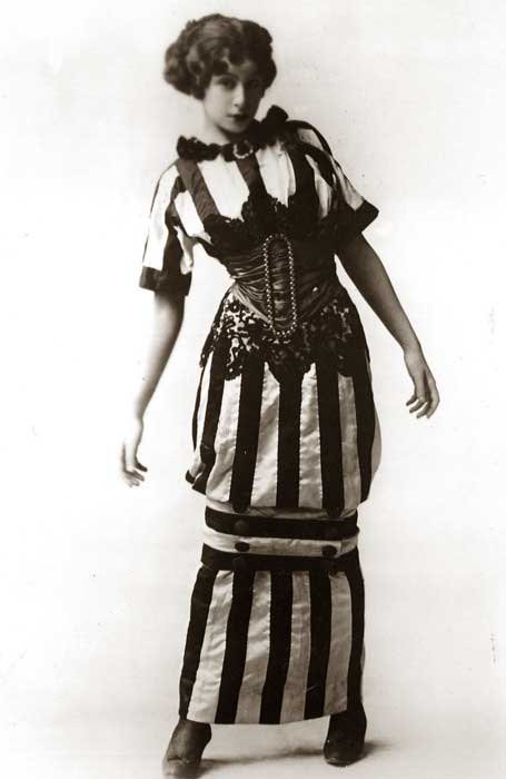 Девушка в полосатом платье 1910 год
